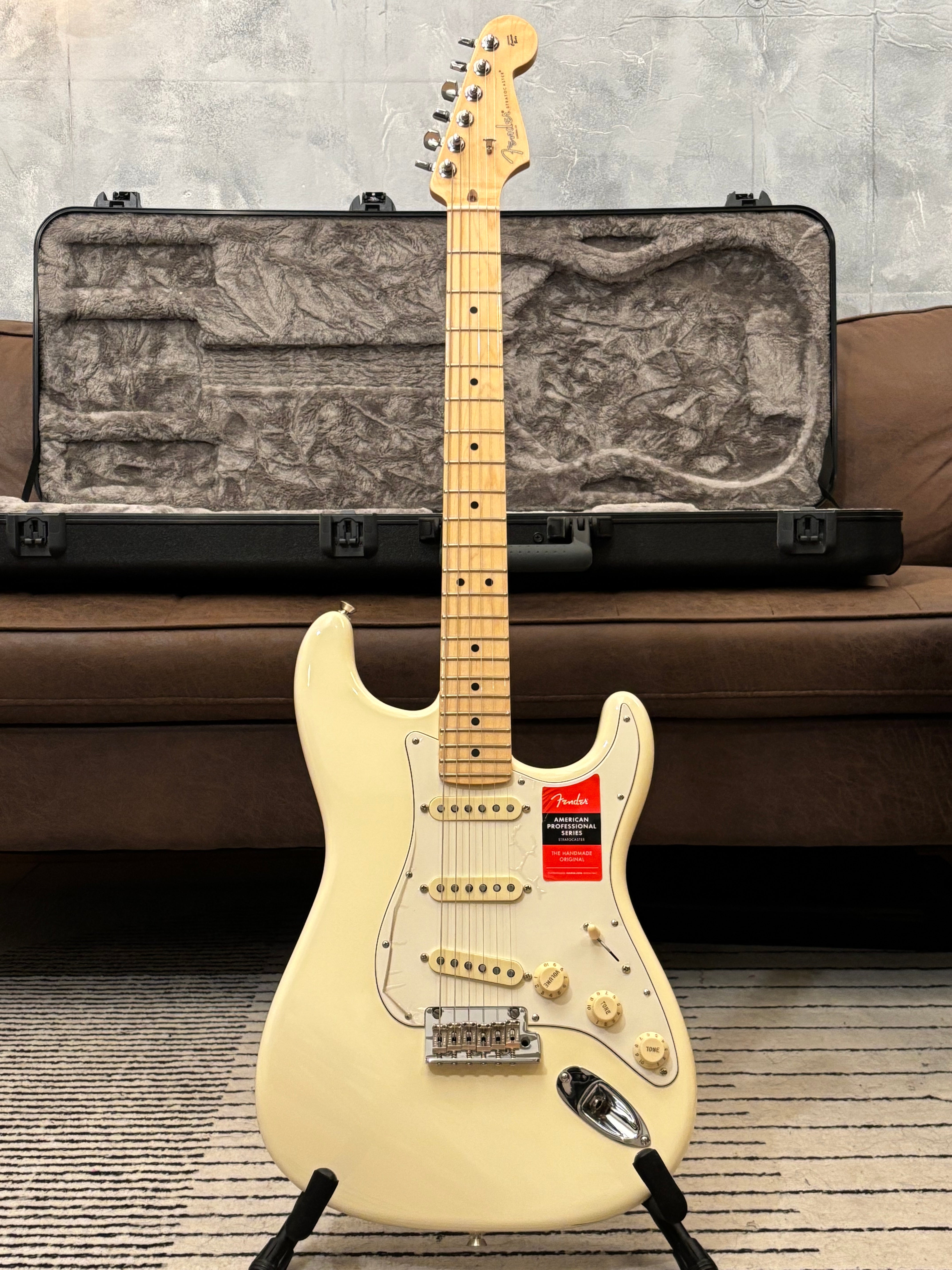 Fender American Professional Stratocaster with Maple Fretboard 2017 Olympic White light 7.4lb MINT!