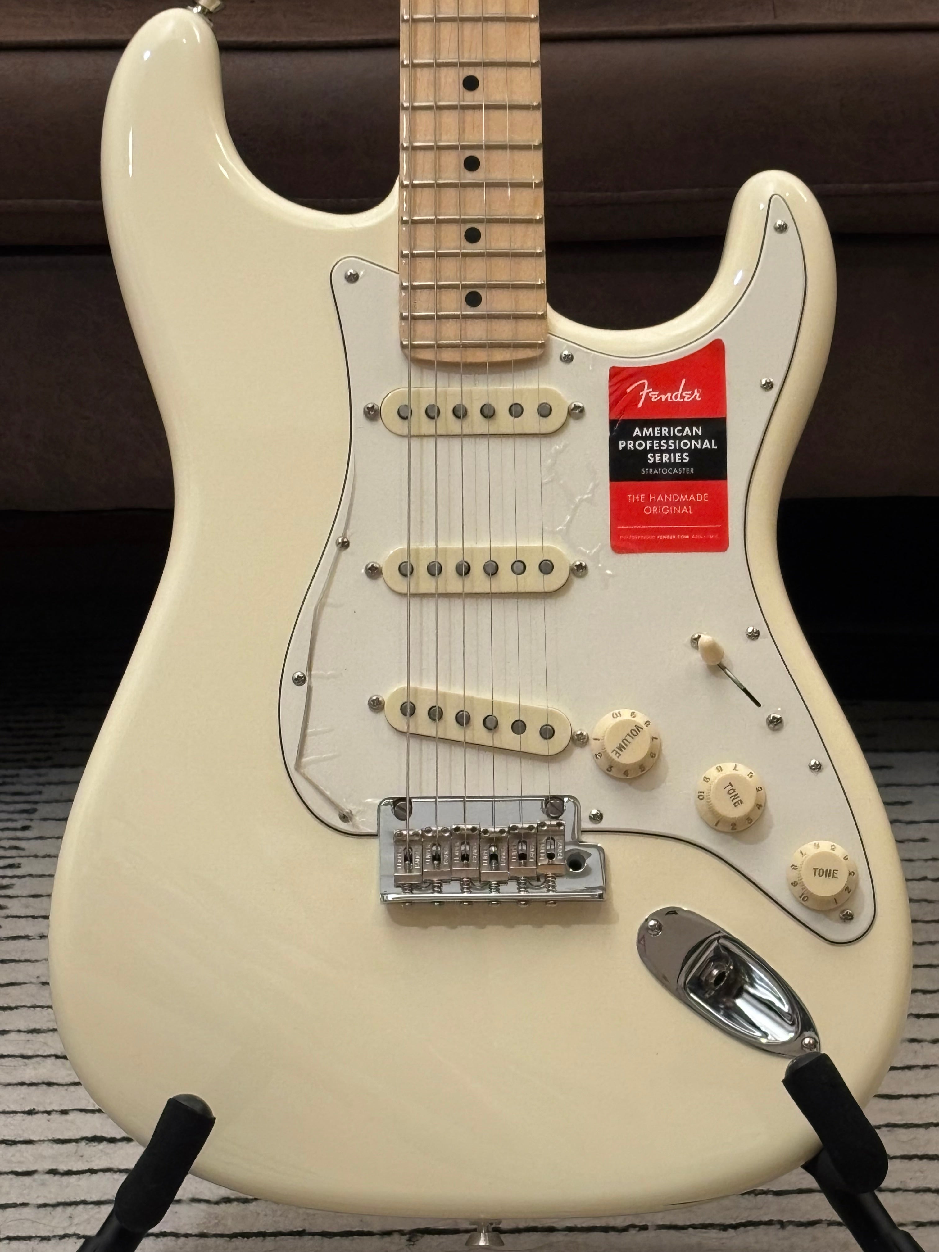 Fender American Professional Stratocaster with Maple Fretboard 2017 Olympic White light 7.4lb MINT!