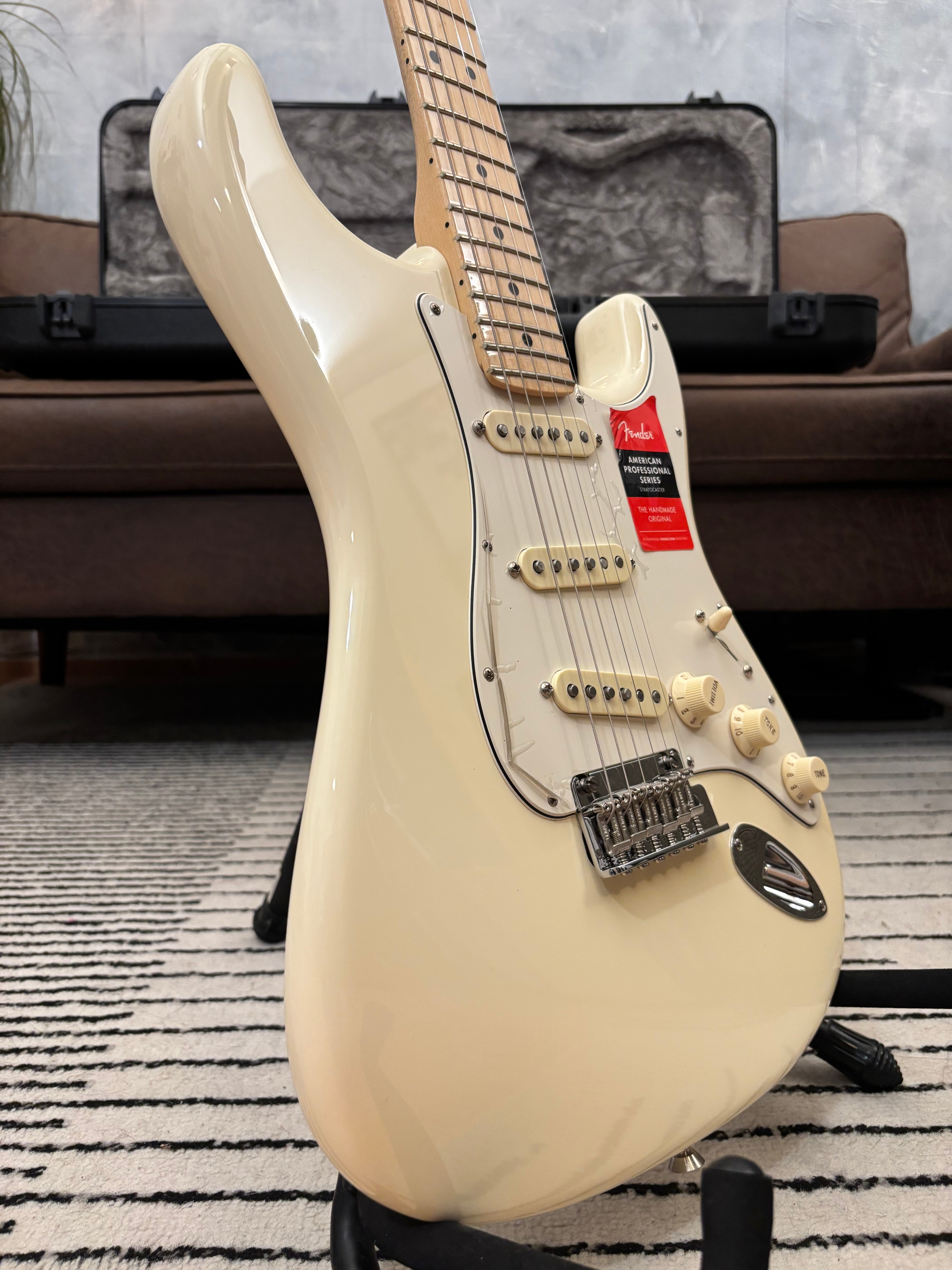 Fender American Professional Stratocaster with Maple Fretboard 2017 Olympic White light 7.4lb MINT!