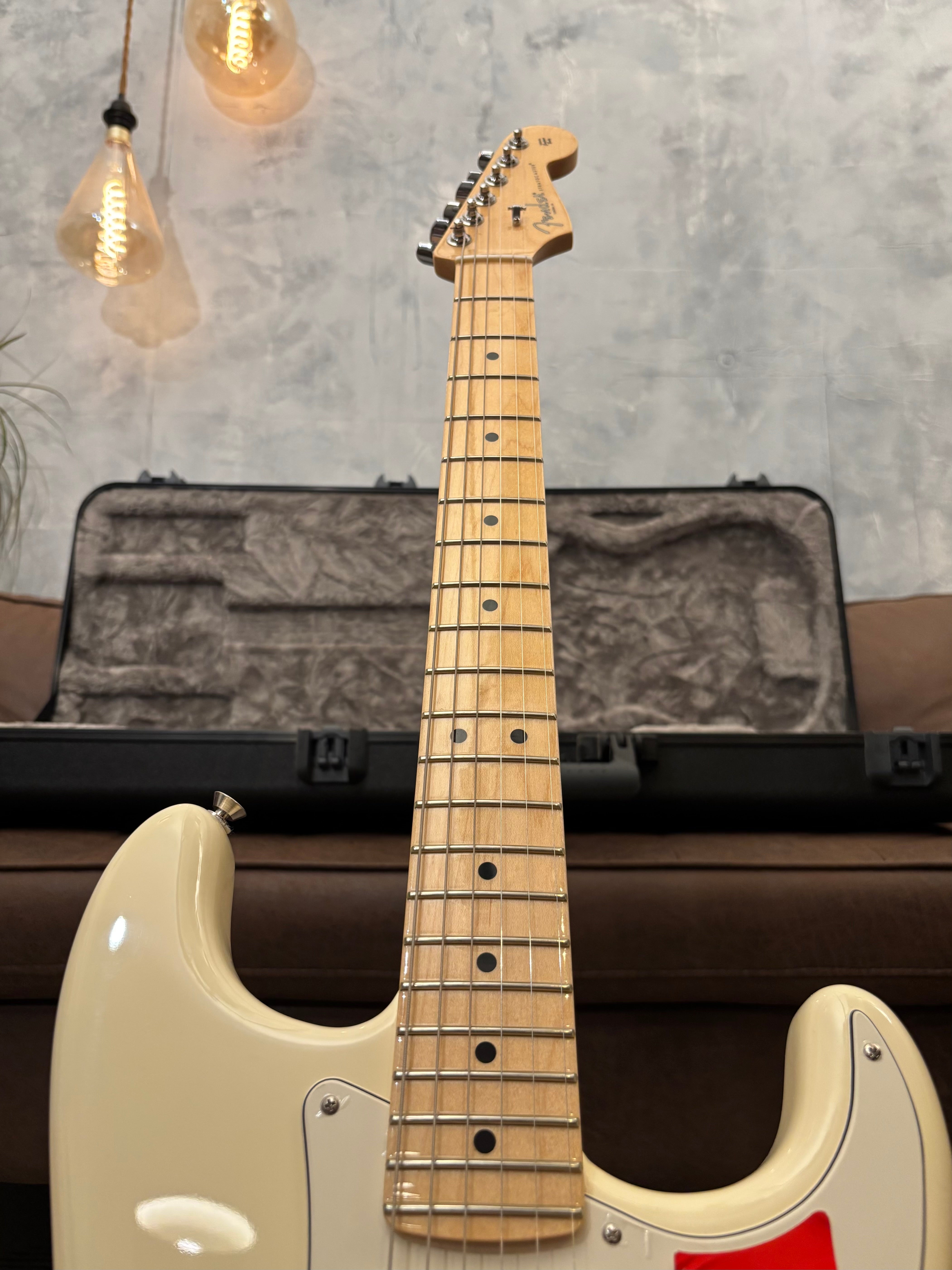 Fender American Professional Stratocaster with Maple Fretboard 2017 Olympic White light 7.4lb MINT!