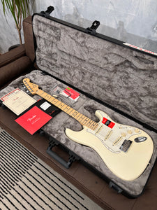 Fender American Professional Stratocaster with Maple Fretboard 2017 Olympic White light 7.4lb MINT!