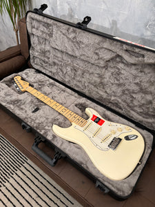 Fender American Professional Stratocaster with Maple Fretboard 2017 Olympic White light 7.4lb MINT!