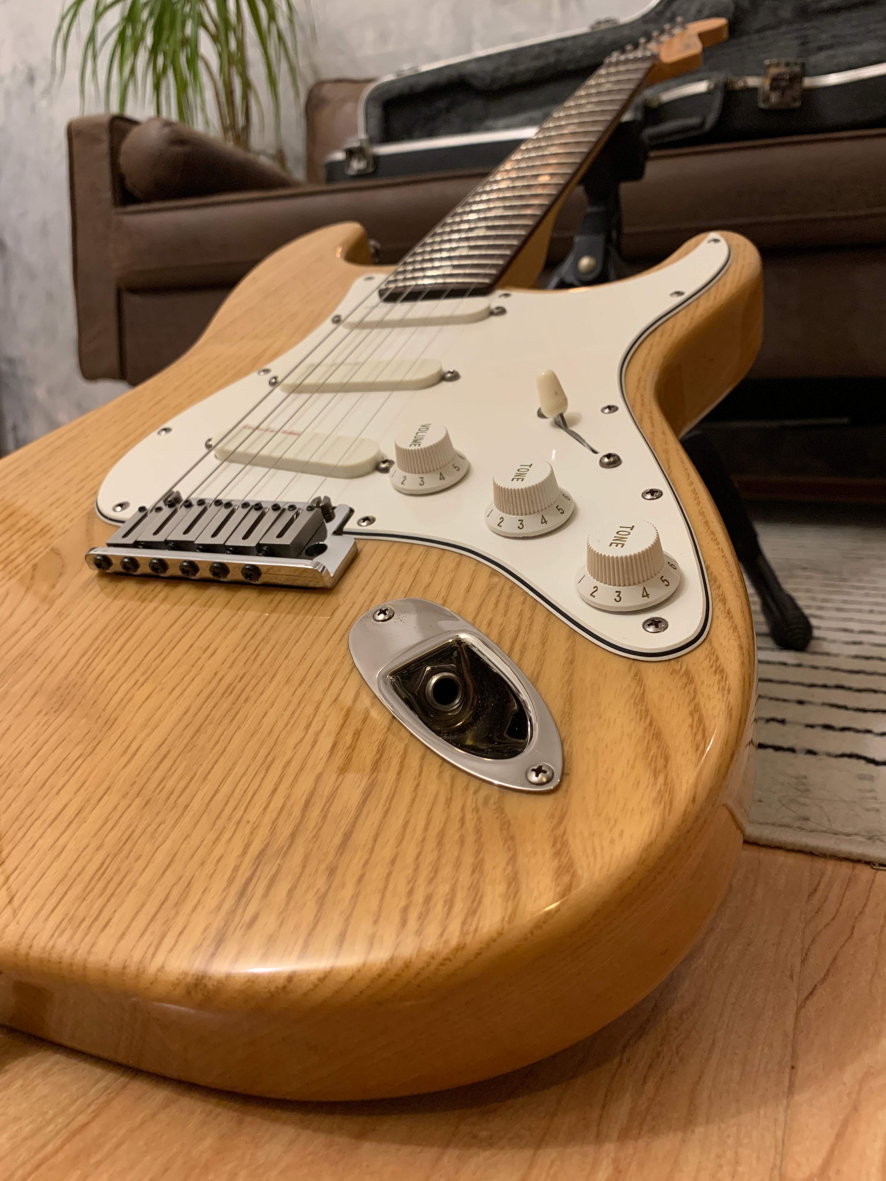 Fender Strat Plus Deluxe with Rosewood Fretboard 1989 Natural with OG case and case candy Mint