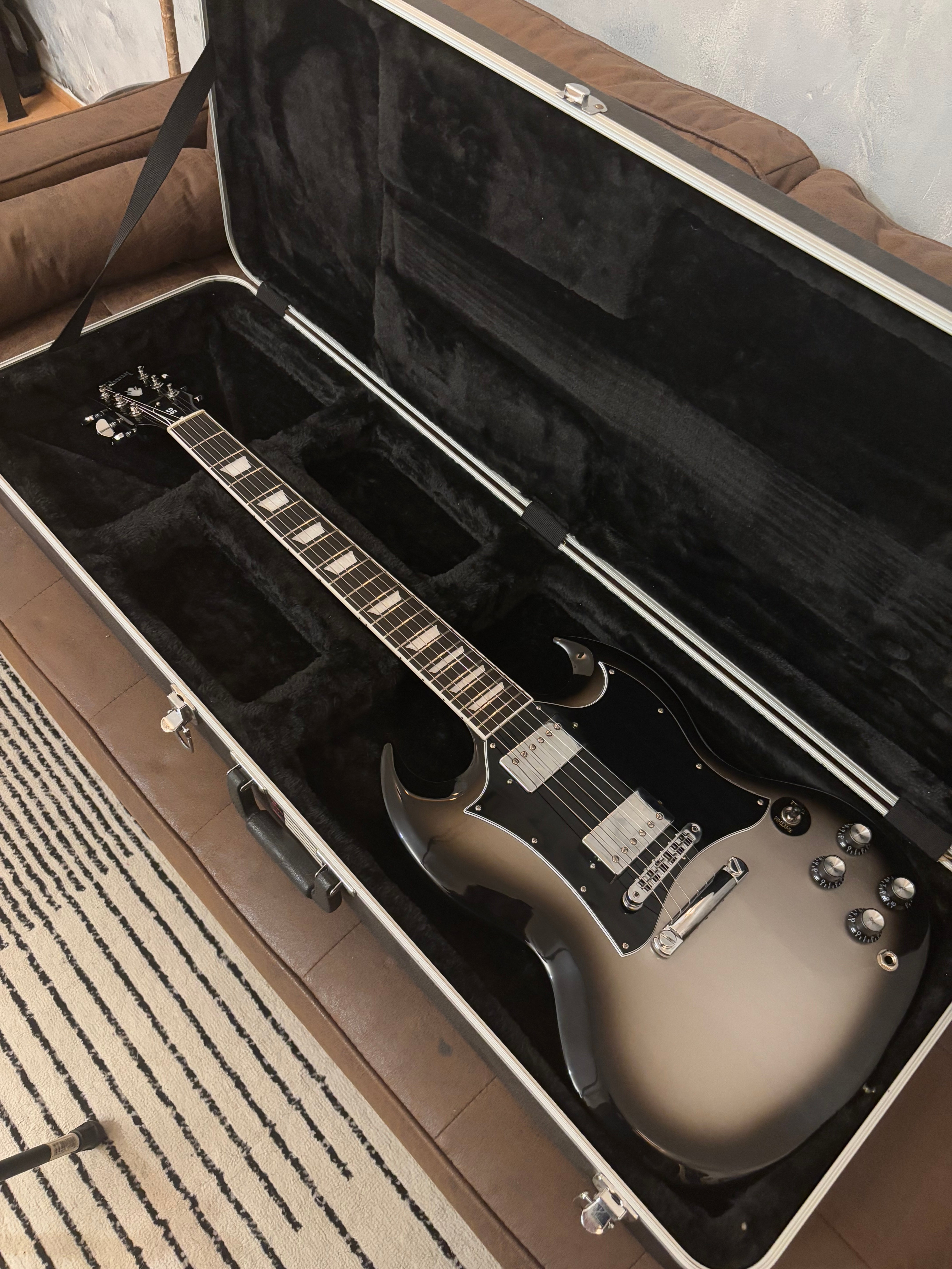 Gibson SG Standard Ebony Limited-Edition Silver Burst Featherlight 6.6lb with Updated HC